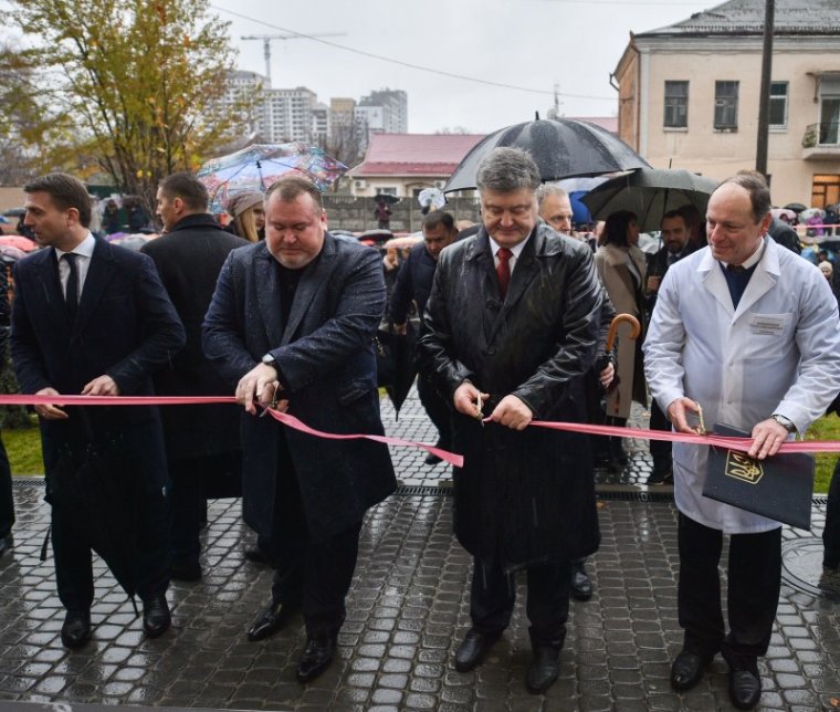 Фото до новини «Президент у Дніпрі взяв участь у відкритті реконструйованого корпусу центру матері та дитини»