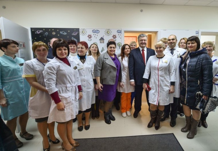 Фото до новини «Президент у Дніпрі взяв участь у відкритті реконструйованого корпусу центру матері та дитини»