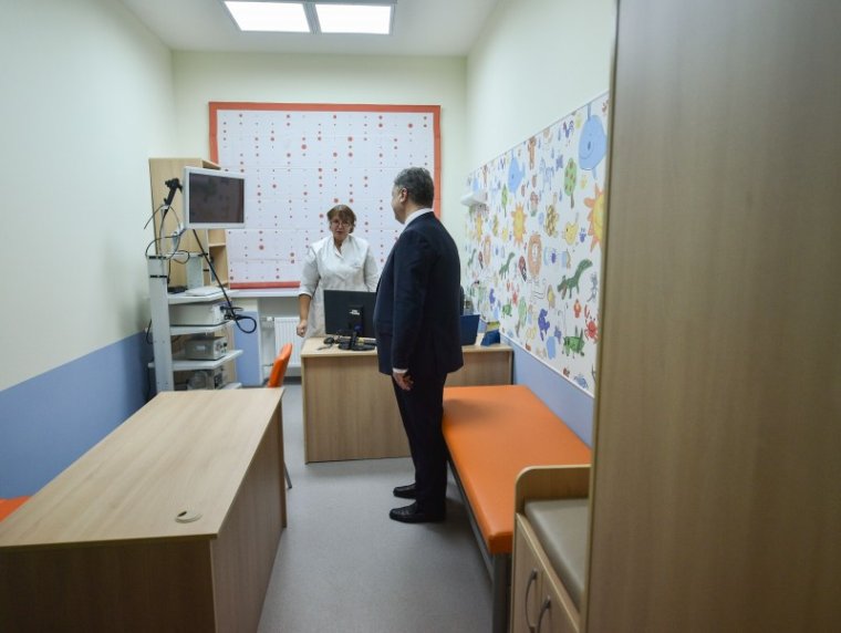 Фото до новини «Президент у Дніпрі взяв участь у відкритті реконструйованого корпусу центру матері та дитини»