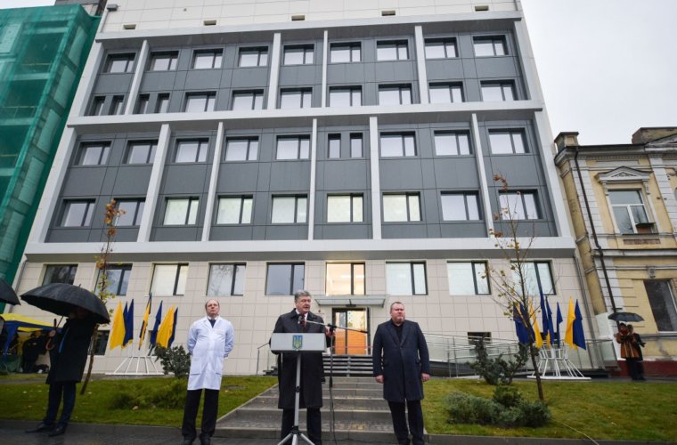 Фото до новини «Президент у Дніпрі взяв участь у відкритті реконструйованого корпусу центру матері та дитини»